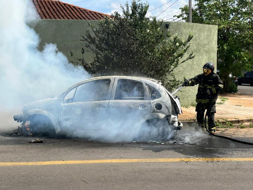 Foto 2 de 4 — Carro pega fogo no Jardim Paulistano e motorista escapa sem ferimentos